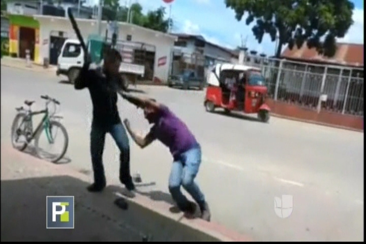¡Imágenes Impactantes! Brutal Paliza A Machetazos Recibe Un Hombre Tras Una Discusión Al Salir De Un Bar En Guatemala