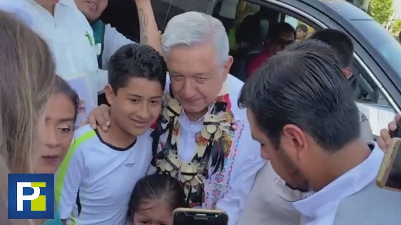 El Momento En Que AMLO Besa Y Abraza A La Multitud, Pese A Las Recomendaciones Sobre El Coronavirus