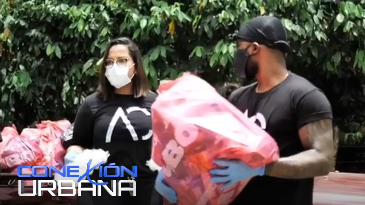 Musicólogo Y Ana Carolina Dan Un Ejemplo Haciendo Donaciones A Necesitados