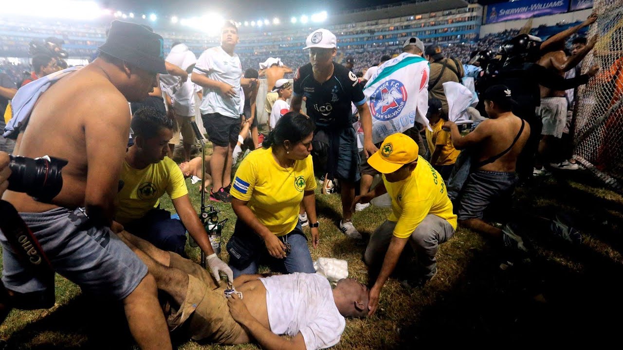 Autoridades Salvadoreñas Investigan Quiénes Son Los Responsables De La Estampida Que Dejó 12 Muertos