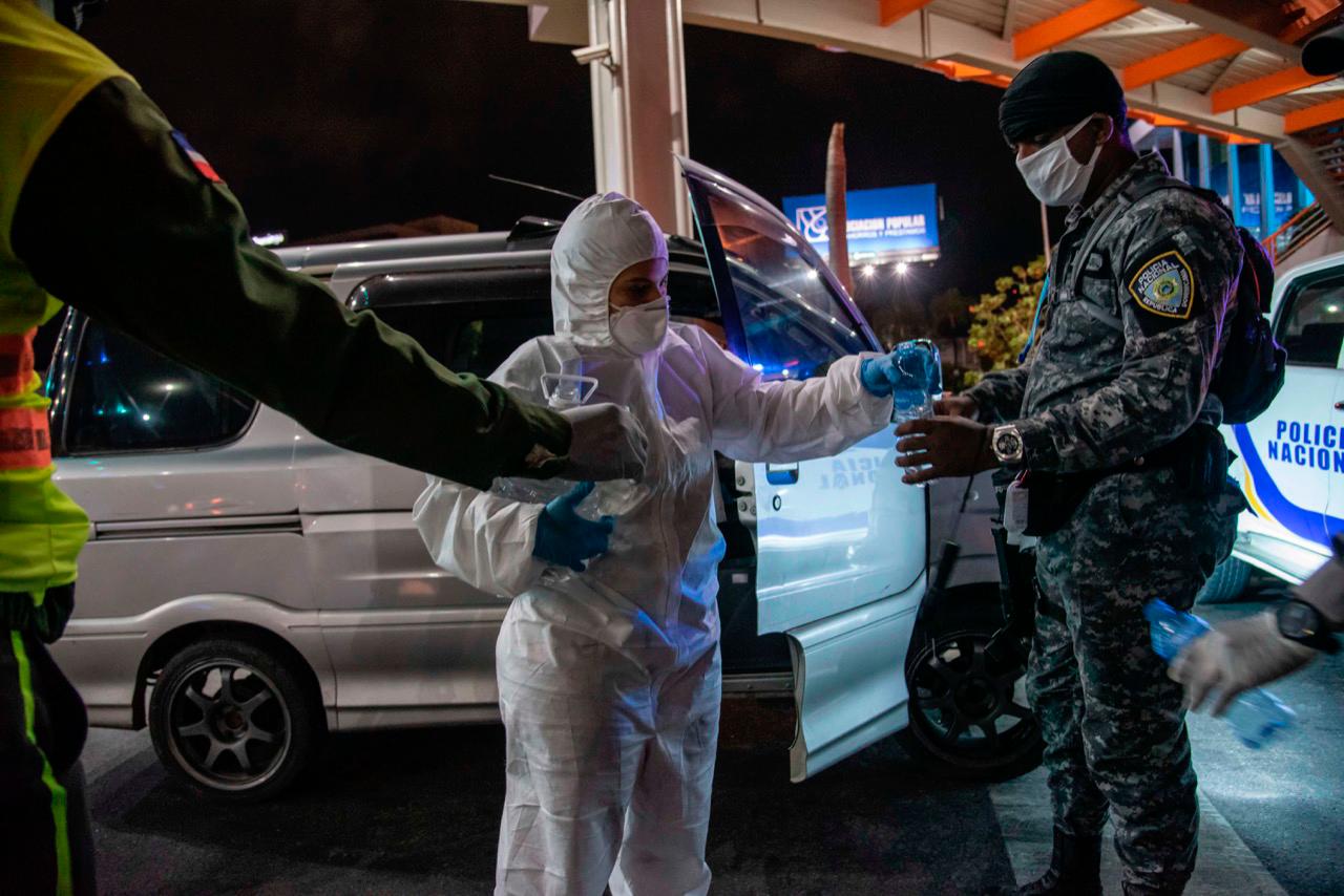 Melymel Llega Hasta Al Rojo Vivo Por Entregar Ayuda A Personal Médico, Enfermos Y Policías En Rep. Dom.