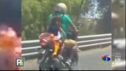 Inquietante Imagen De Dos Menores Mientras Viajan En Una Motocicleta Sin Casco Protector En México