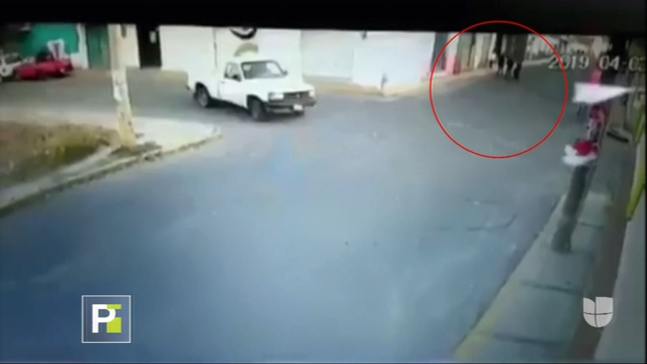 Captado En Cámara De Seguridad El Momento En Que Un Auto Embiste A Unos Niños En México