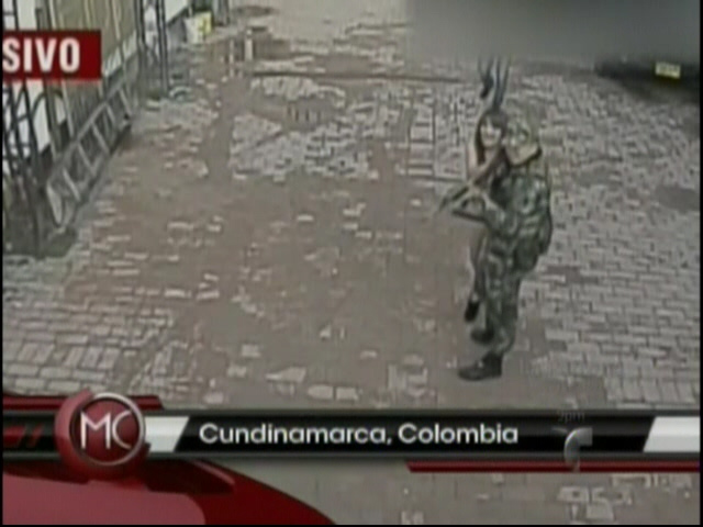 Militar Borracho Mata A Hombre A Tiros Frente A Un Bar, Y Luego Intenta Suicidarse #Video