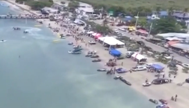 Playas De Montecristi Llena De Banistas En SS20