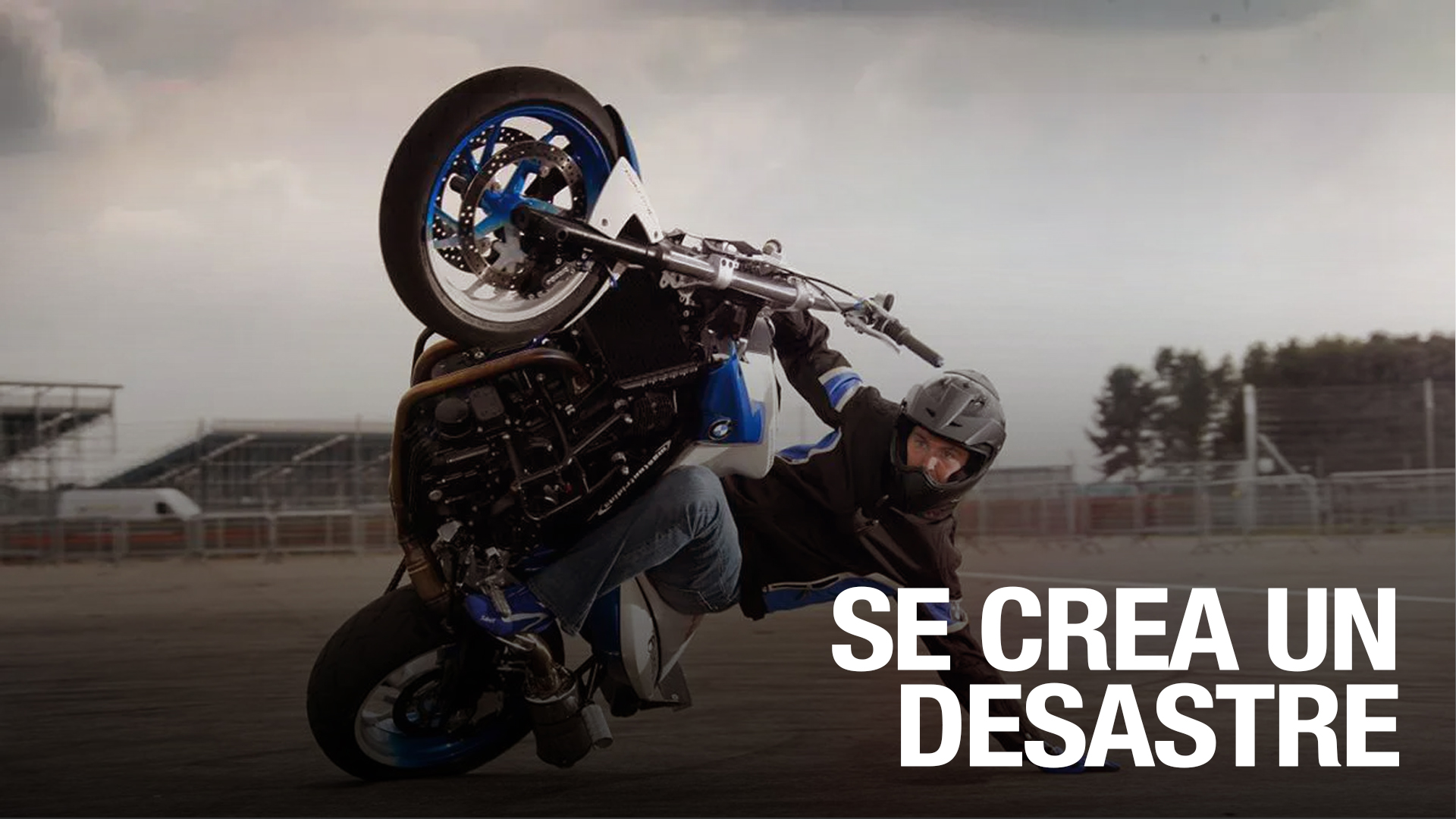 ¡Impactante! Motorista Provoca Gran Accidente Por Estar Haciendo Trucos En Moto