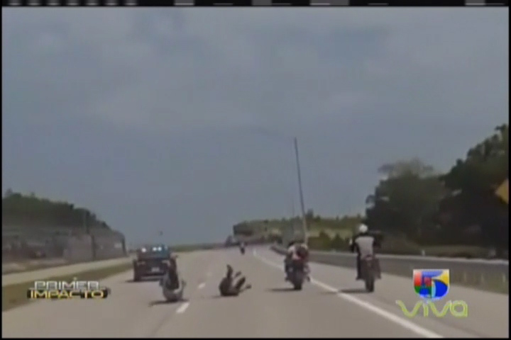 Motociclistas Haciendo Piruetas Chocan Huyendo De La Policia