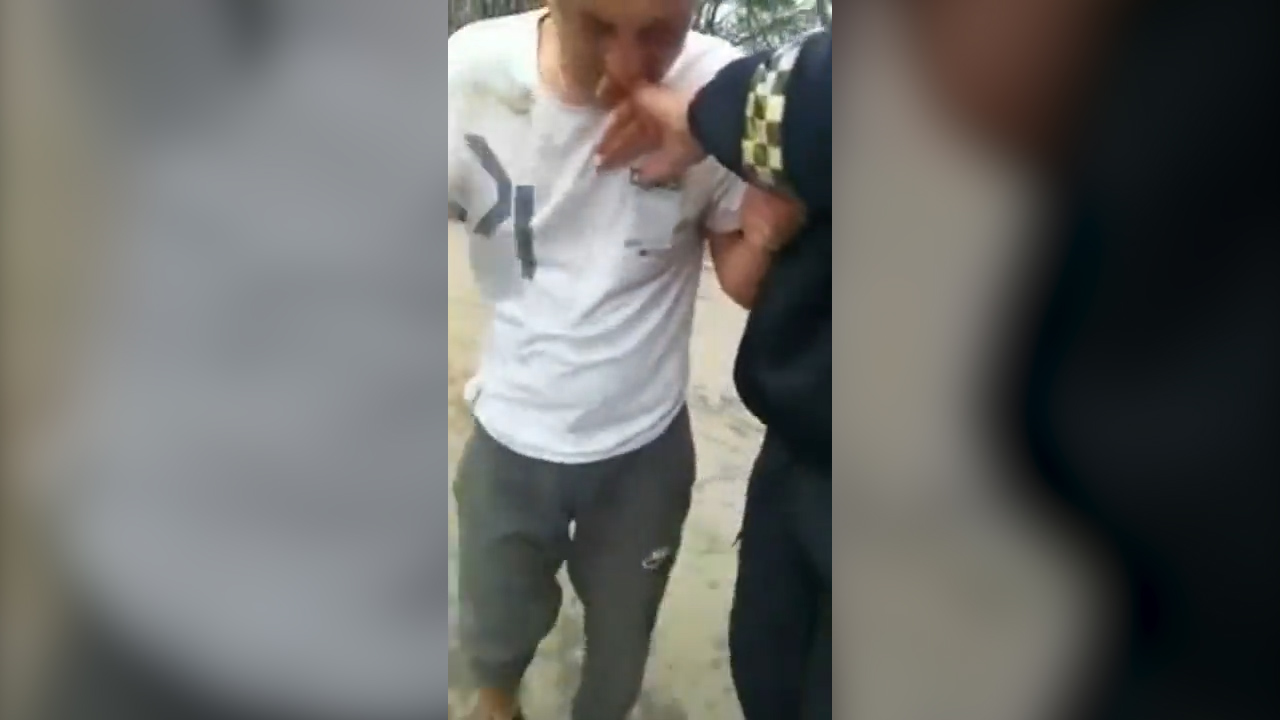 ¡Le Muerde La Mano A Un Policía Durante Casi 10 Minutos! Ahora Enfrenta Cargos Criminales