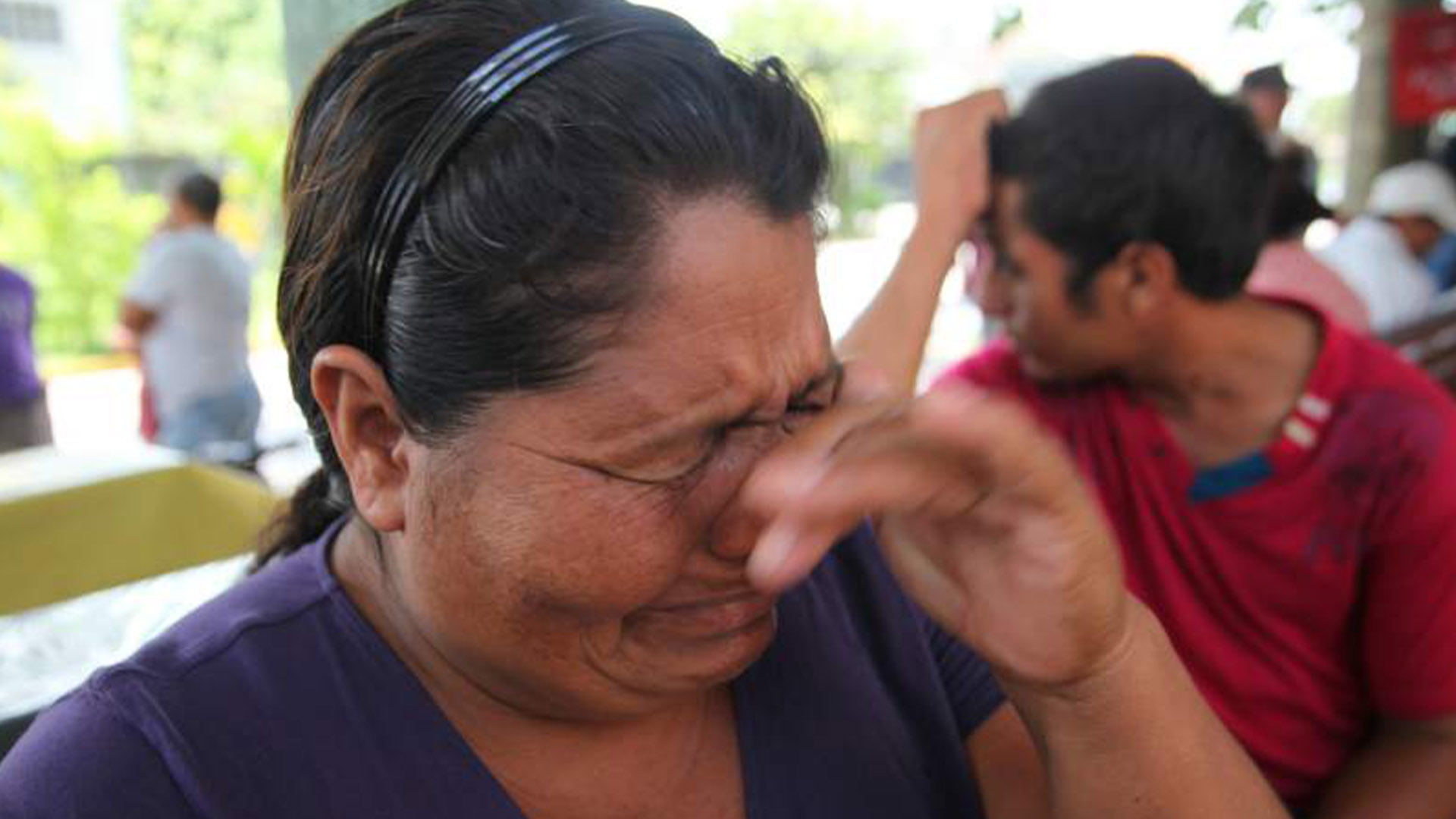 Señora Llorando Dice Que Le Dejaron Morir Su Familiar Por Falta De Camas