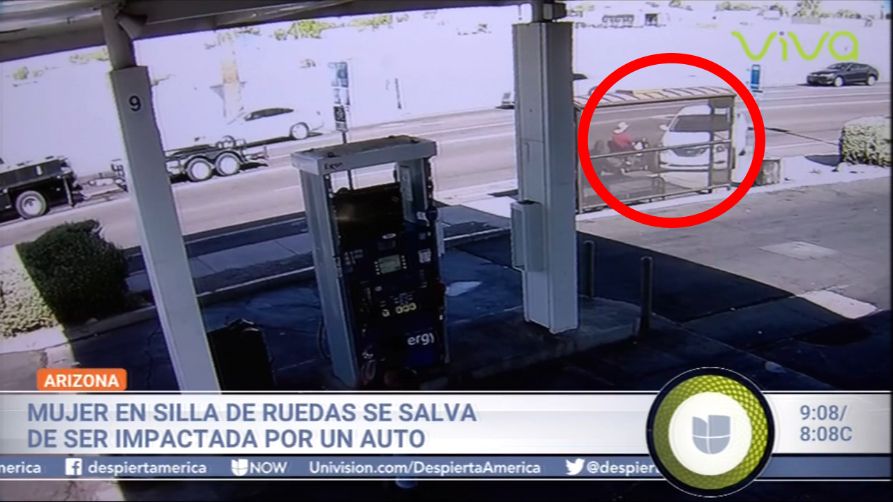 Mujer En Silla De Ruedas Se Salva De Ser Impactada Por Un Auto.