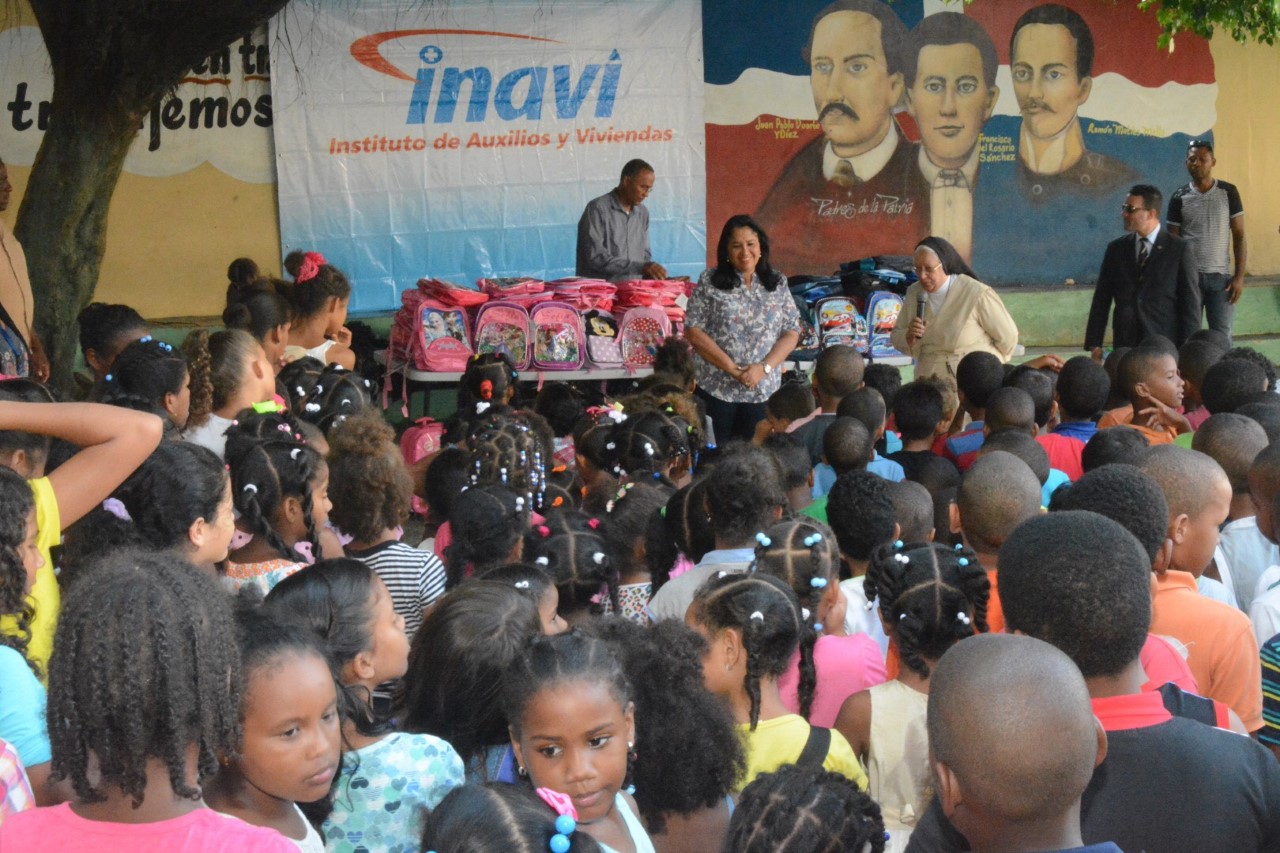 INAVI Entrega A 800 Niños útiles Escolares En Los Alcarrizos Y La Romana