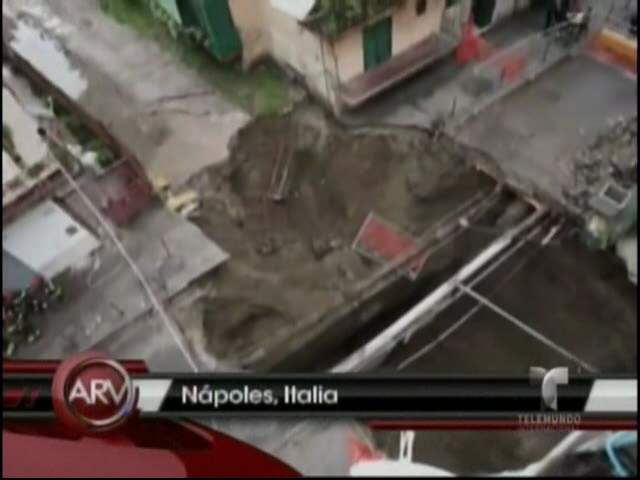 Se Abre Un Gran Cráter En Medio De Una Calle En Nápoles, Italia #Video