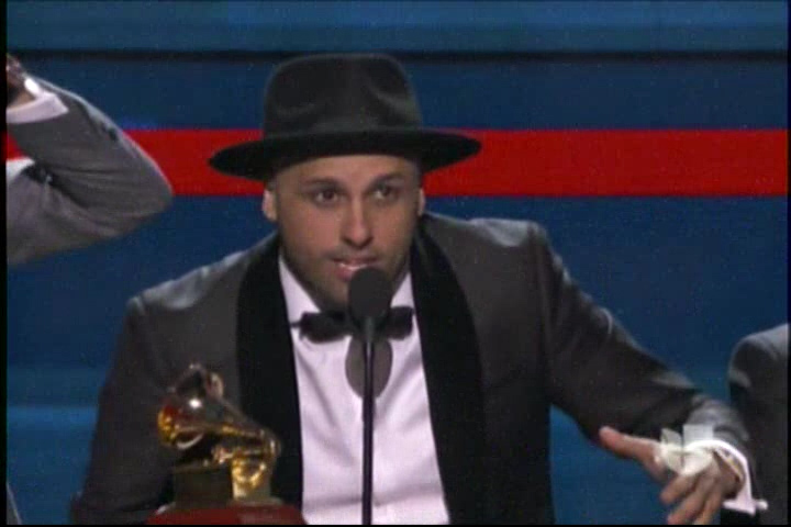 Latin Grammy: Nicky Jam Dedicó Premio A Las Víctimas De París #Video