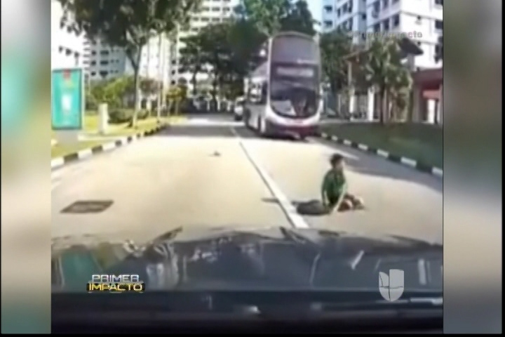 Un Niño En Singapur Está Vivo De Milagros Al Ser Atropellado Por Un Carro