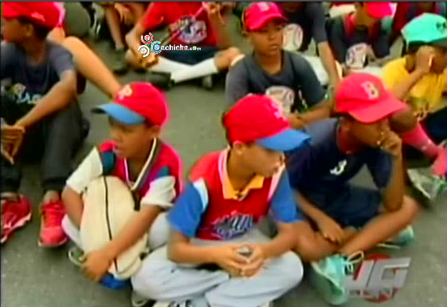 Miembro De La PN Electrocuta Con Pistola A Joven Y Lo Deja Inconsciente Al Intentar Esposarlo