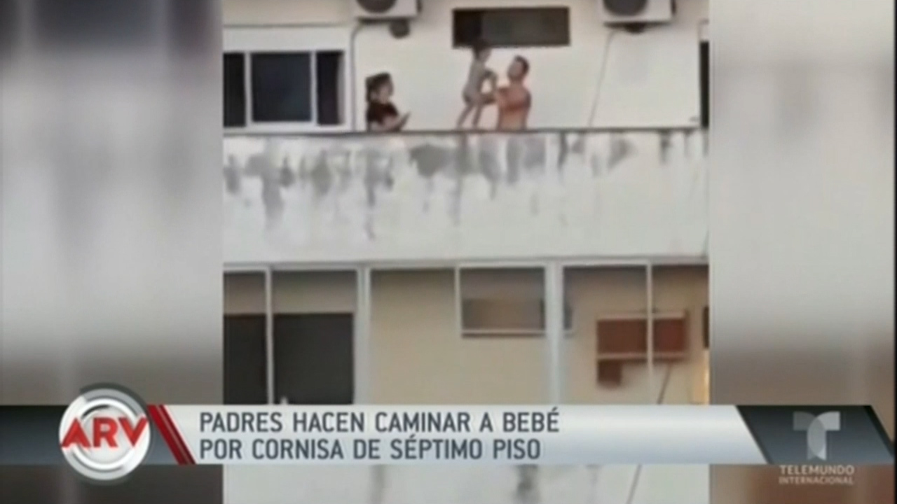 Padres Hacen Caminar A Bebé Por Cornisa De Séptimo Piso