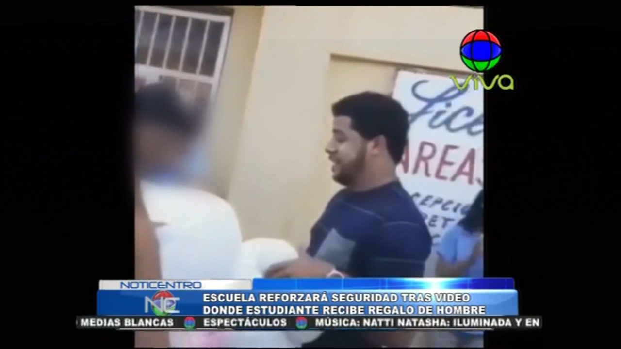 Escuela Reforzara Seguridad Tras Video Donde Estudiante Recibe Regalo De Hombre