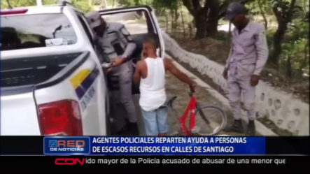 Agentes Policiales Reparten Ayuda A Personas De Escasos Recursos En Calles De Santiago