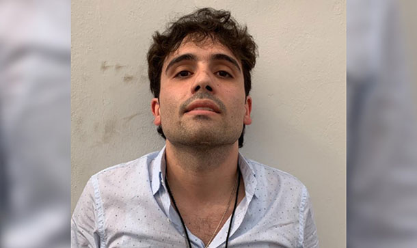 Hijo Del Chapo Guzmán Supuestamente Regala 10 Carros En Sinaloa