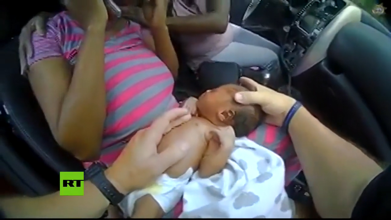 Oficial Estadounidense Detiene Un Auto Por Exceso De Velocidad Y Salva A Una Bebé Que Se Ahogaba