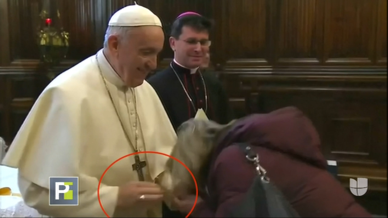 Polémica En Las Redes Tras Video De El Papa Por Rechazar Que Feligreses Besaran Su Anillo En Una Iglesia De Italia