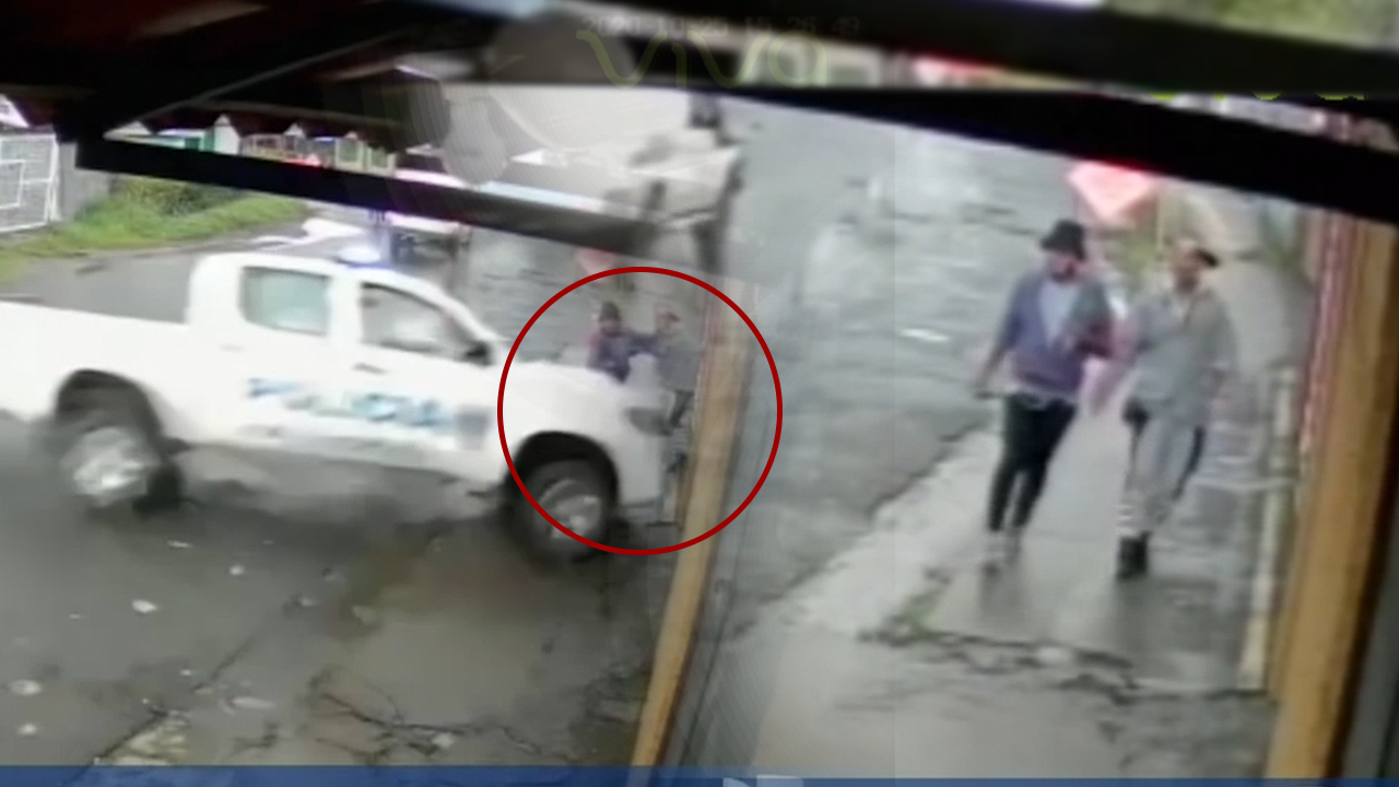 Una Patrulla De La Policía Se Llevó A Dos Individuos Que Iban Caminando Por La Calle En Costa Rica