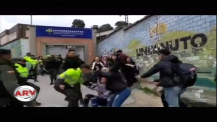 Policías En Colombia Arremeten  Contra Estudiantes