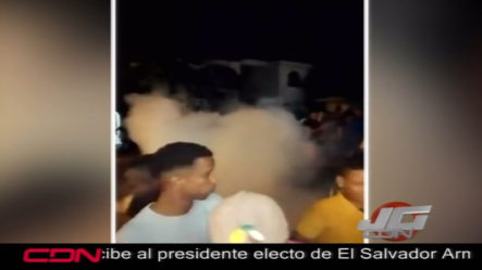 PN Lanza Bombas Lacrimógenas A Multitud En Montellano, Puerto Plata