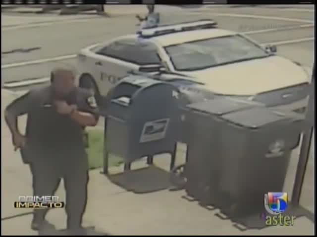 Policia Le Dispara A Un Hombre Que Lo Atacó Con Una Bandera #Video