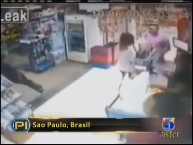 Policia Le Dispara A Quemarropa A Ladron Que Intentaba Robar Un Supermercado #Video
