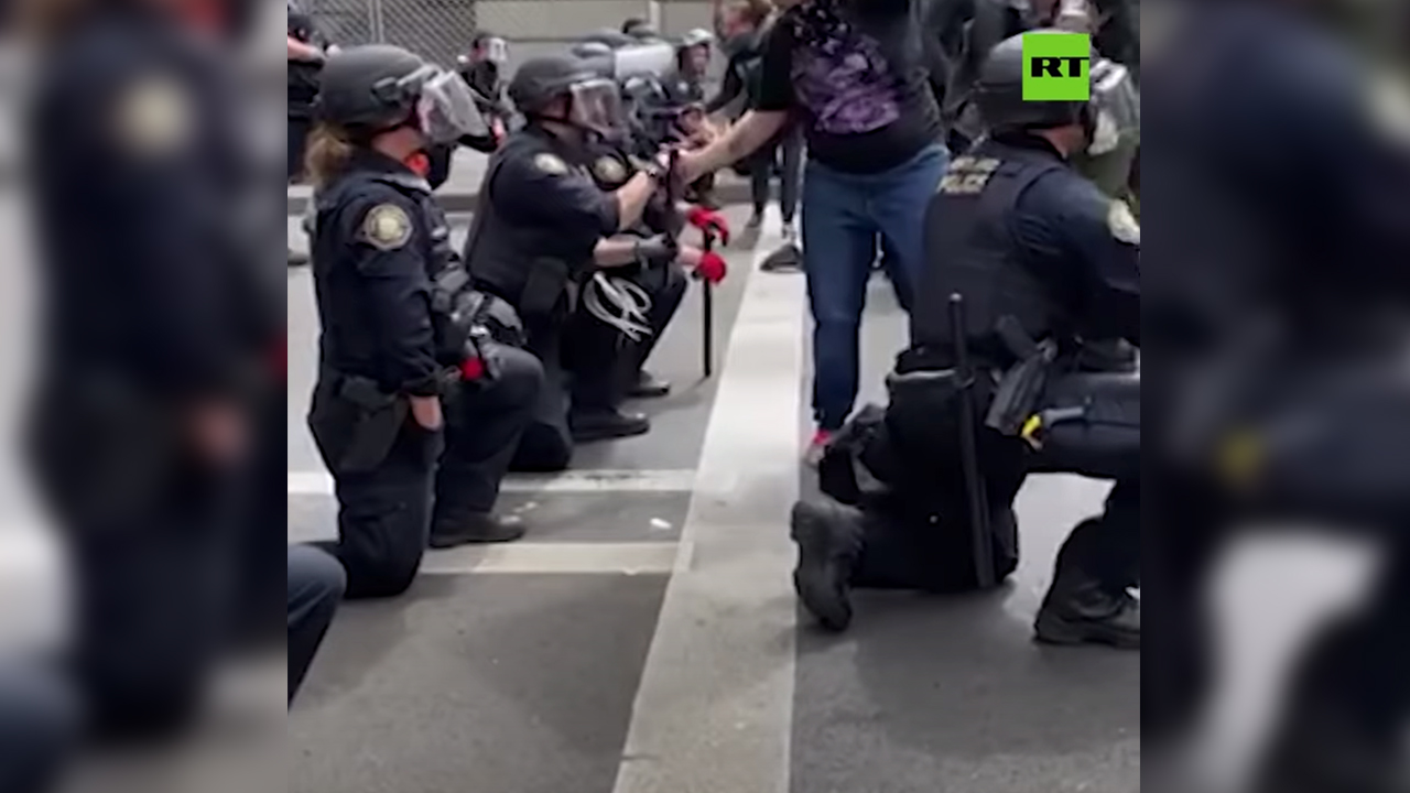 Policías Se Arrodillan Para Homenajear A George Floyd