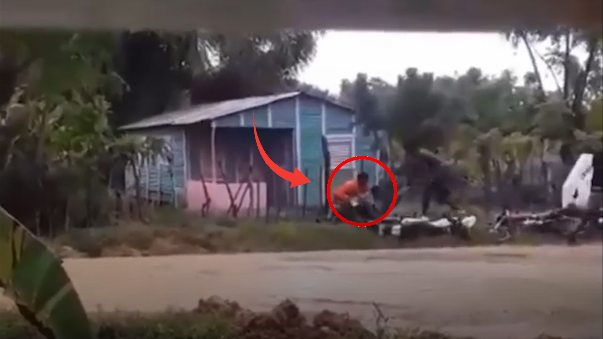 Tres Hombres Le Hacen Esto A Un Policía Y ¡Acaban Mal!