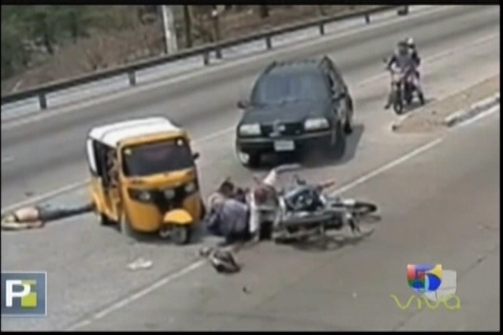 Captado En Cámara: Momento En El Que Un Motociclista Salió Disparado Por El Aire Luego De Haber Chocado Con Un Auto En Guatemala