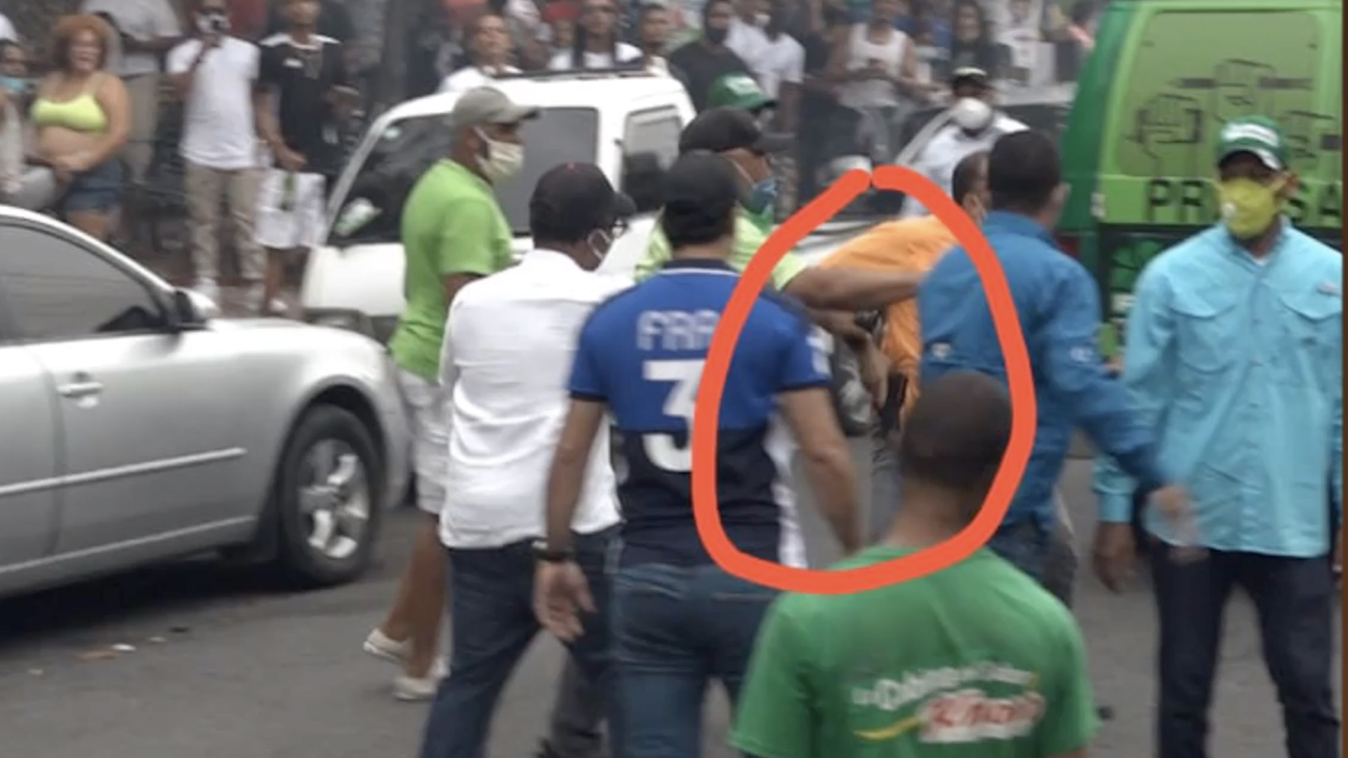 Tremendo Pleito En Una Caravana Política, Donde Un Coroner Saca Un Arma