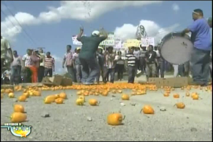 Agricultores Mocanos Protestan Tirando Sus Productos A La Calle #Video