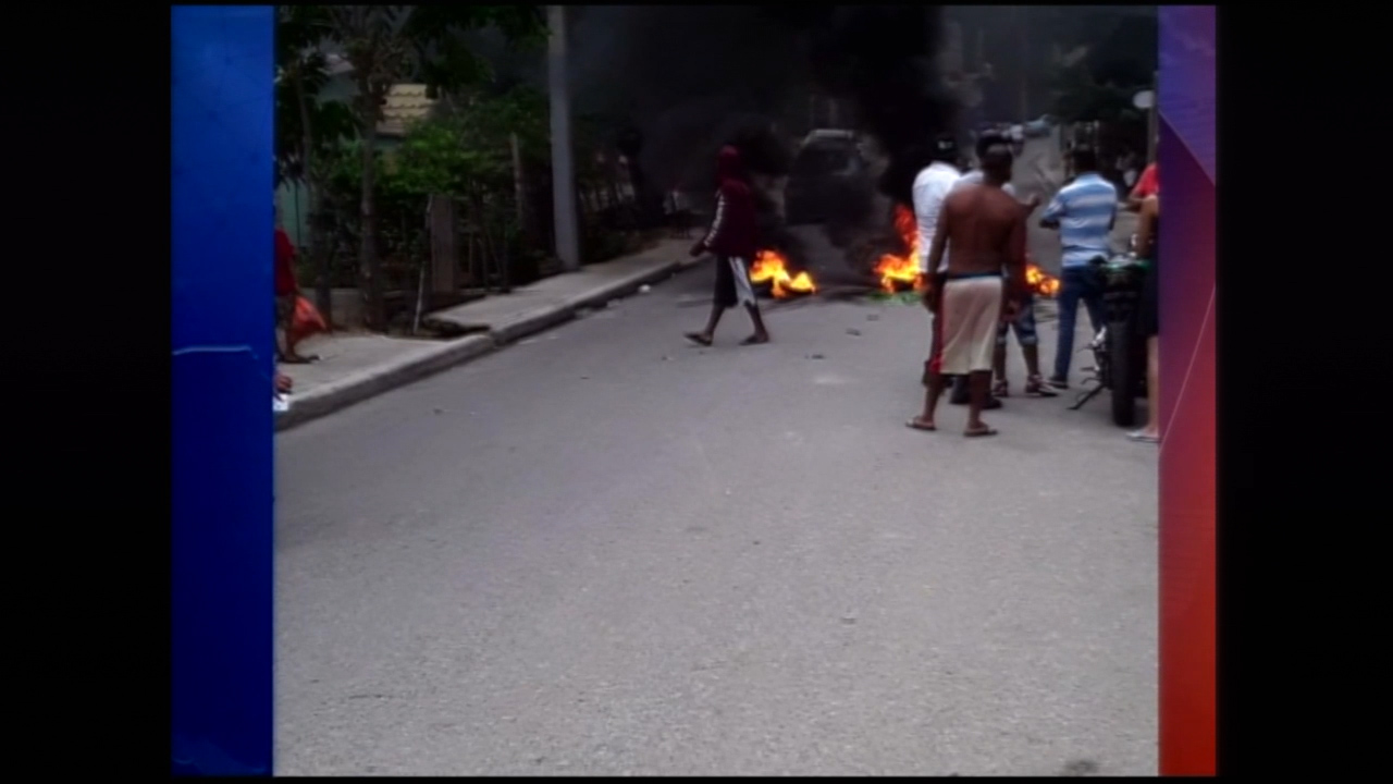Miembros De Pekín Protestan Por El Alto Precio De Energía Eléctrica.