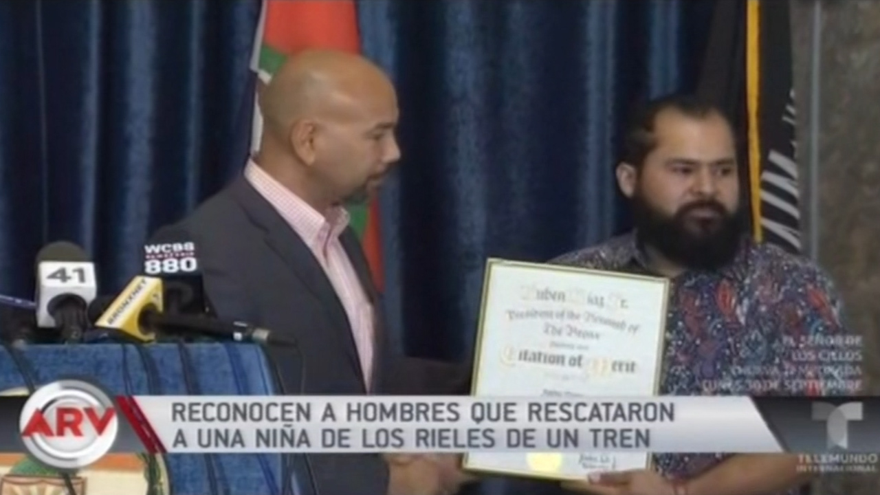 Reconocen A Hombres Que Rescataron A Una Niñita De Los Rieles De Un Tren