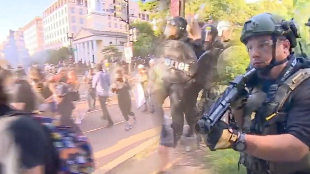 Le Entran A “Bombazos” A Manifestantes Frente A La Casa Blanca 