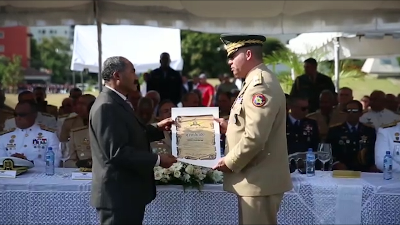 El Ministro De Defensa Le Hace Entrega De Reconocimiento A Los Oficiales Retirados De Las Fuerzas Armadas