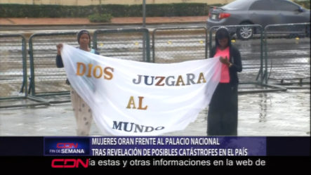 Un Grupo De Mujeres Oran Frente Al Palacio Nacional Diciendo Tuvieron Una Revelación De Una Posible Catástrofe En El País