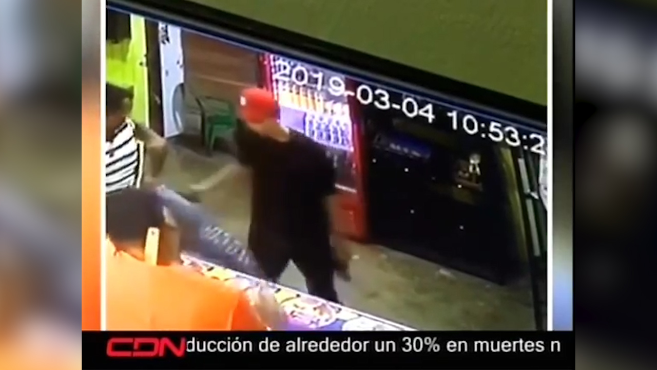 Una Cámara De Vigilancia Graba El Momento En Que Dos Individuos Entra A Robar A Un Establecimiento Comercial En Santiago