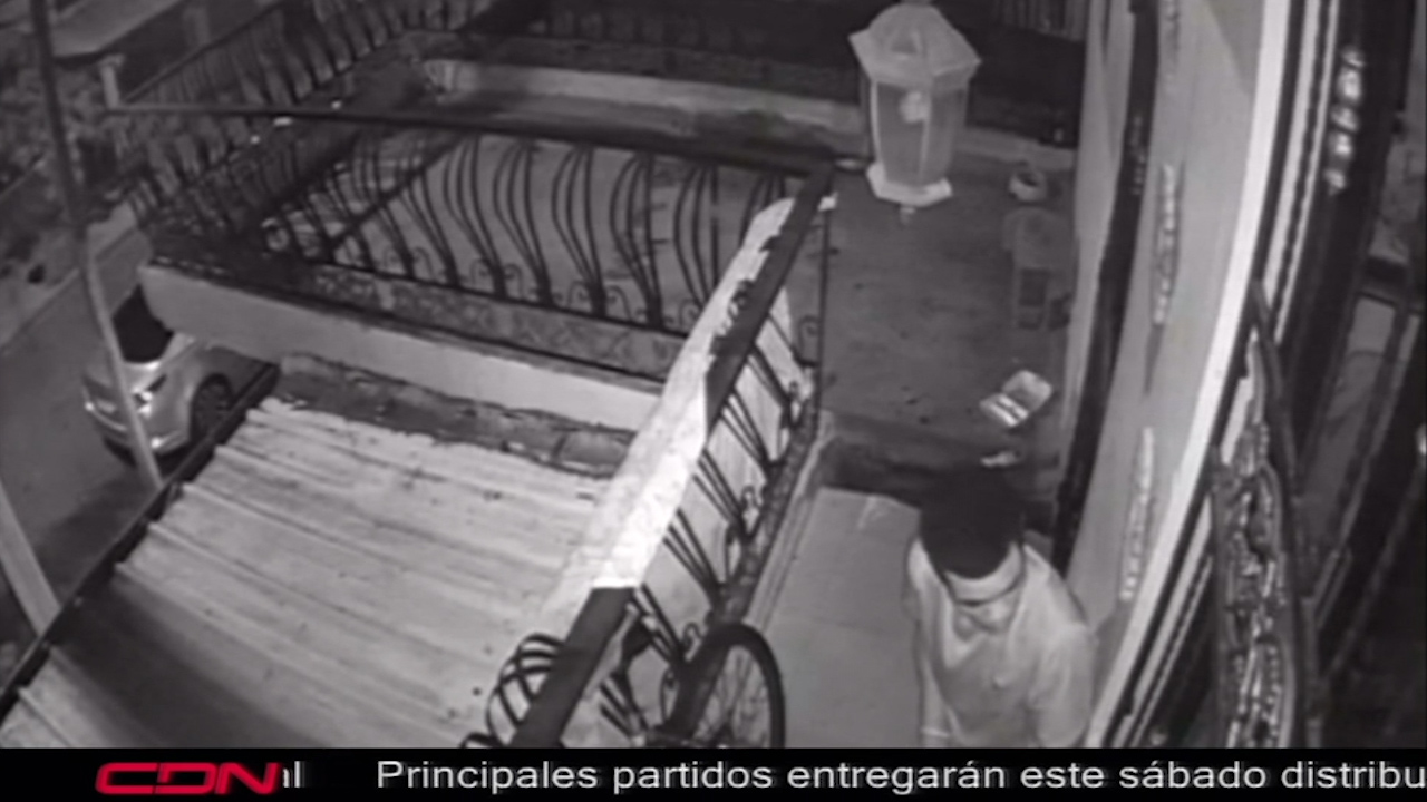 Cámara De Seguridad Capta Momento En Que Un Individuo Entra A Una Casa Y Roba Una Bicicleta En El Congo, Santiago