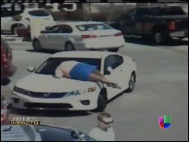 Mujer Salta Encima De Su Auto Cuando Ladrones Intentaron Robarselo #Video