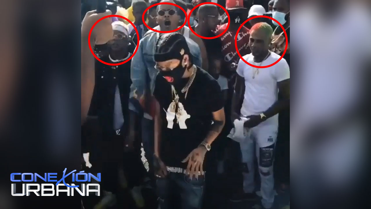 Rochy RD Violando Distanciamiento Social Y Con Aparente Discapacidad En Un Brazo