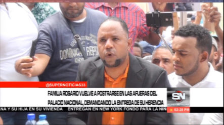 Familia Rosario Vuelve A Postrarse En Las Afueras Del Palacio Nacional, Demandando La Entrega De Su Herencia