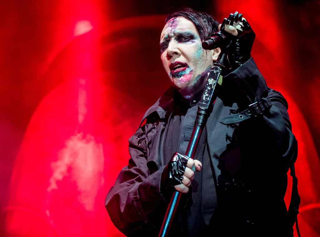 Le Cae Estructura De Hierro A Marilyn Manson En Un Concierto En New York