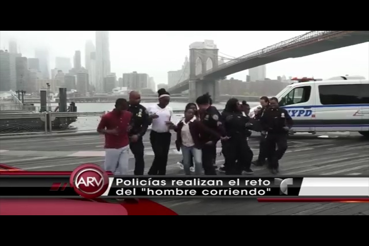Policias Del NYPD Haciendo El “Running Man Challenge” Con Jovenes De La Comunidad.