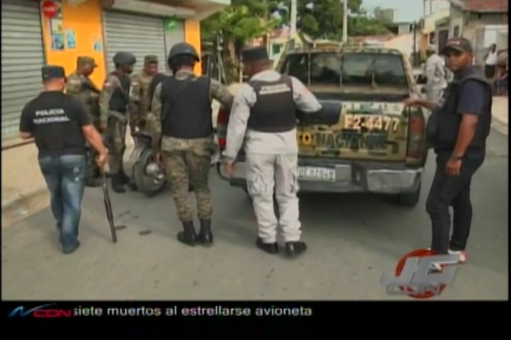 Agentes De La PN Y Fuerzas Especiales En Vigilia En Salcedo