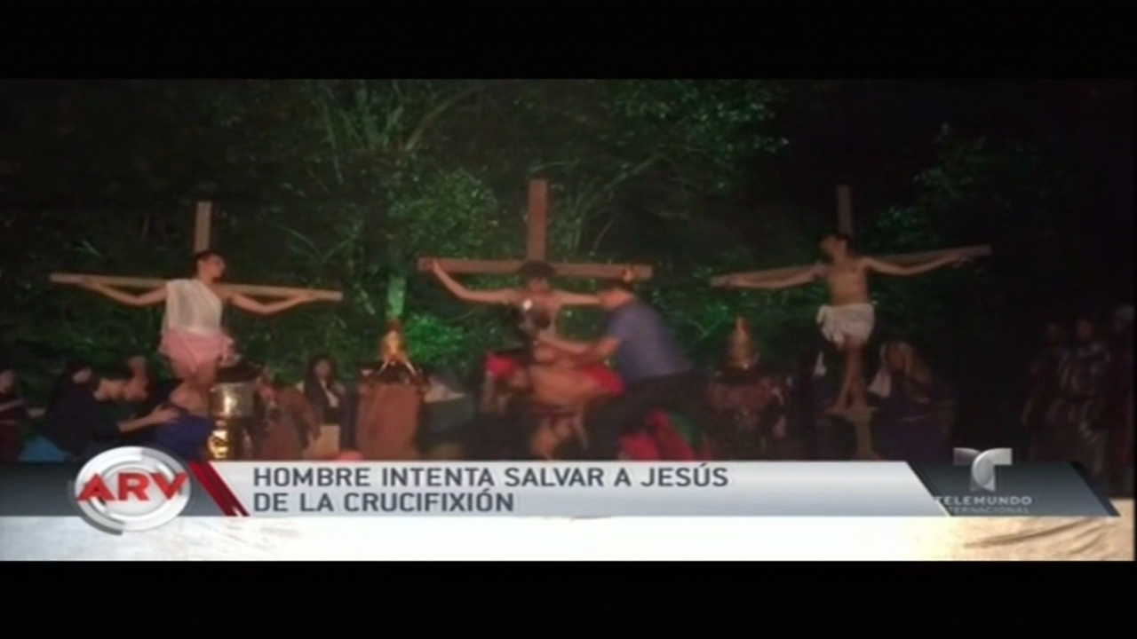 En Medio Una Representación Un Hombre Intenta Salvar A Jesús De La Crucifixión