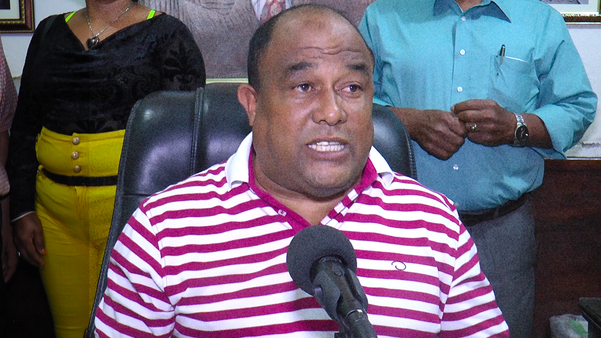 Senador Del PRM Sube Video Diciendo La Verdad Detrás Del Concurso De Profesores; ¡Impactante!